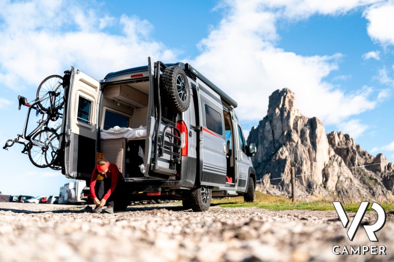 Camper furgonato Burstner Campeo con portabici in montagna