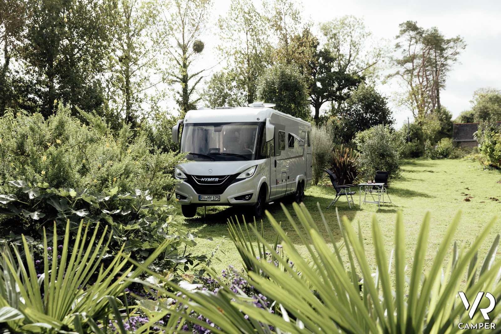 Hymer motorhome, camper premium nel parco tra le palme